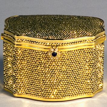 Plain Sweetmeat Box Handbag, 1991, Swarovski crystals, pearl, garnet, gold-plated metal, Gift of Rosalie K. and Sydney Shaftman, 2008.045