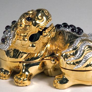 Chinese Dragon Minaudière, 1985, Swarovski crystals, garnet, gold-plated metal, Gift of Rosalie K. and Sydney Shaftman, 2008.063