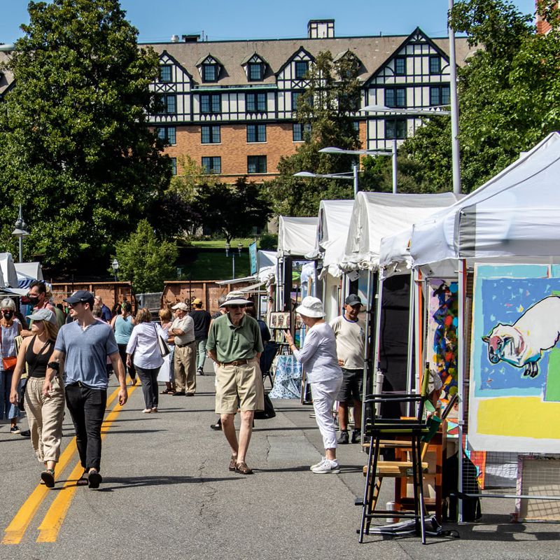 Hosted on the streets immediately surrounding the Museum, this highly anticipated annual event has become a premier destination for fine art shopping.